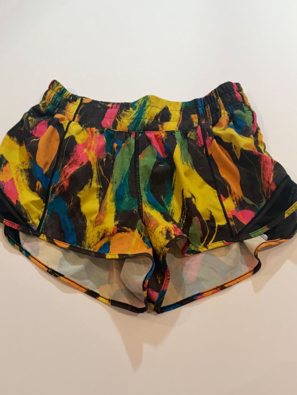Lululemon Hotty Hot Low-Rise 2.5" Shorts Paint Glide Warp Multi Size 6 - Picture 3 of 4